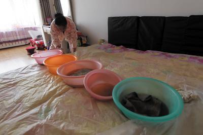 奇台楼上漏水，住户失联，小区没物管，业主维权难！律师来支招……